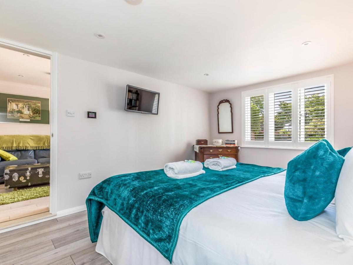 Pass The Keys Charming Apartment Attached To Thatched Cottage Chichester Exteriér fotografie