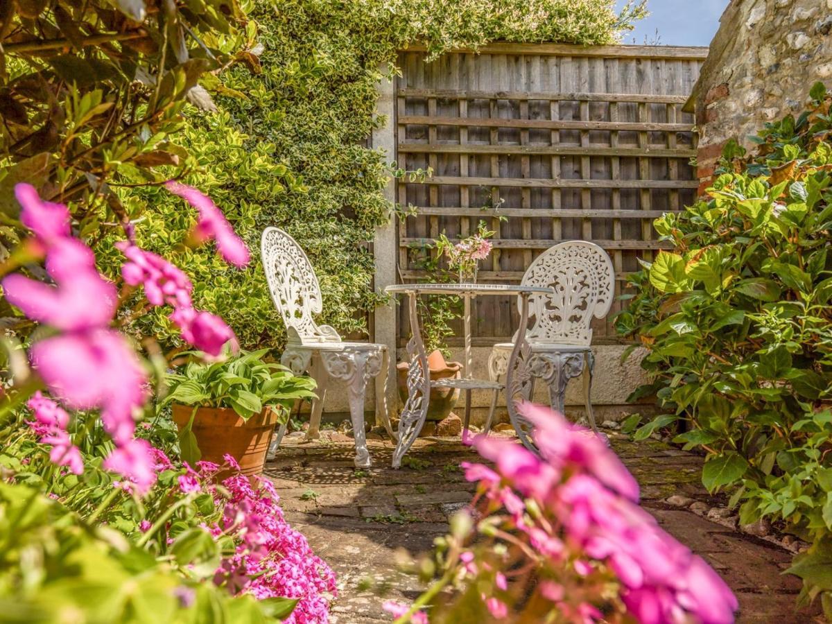 Pass The Keys Charming Apartment Attached To Thatched Cottage Chichester Exteriér fotografie